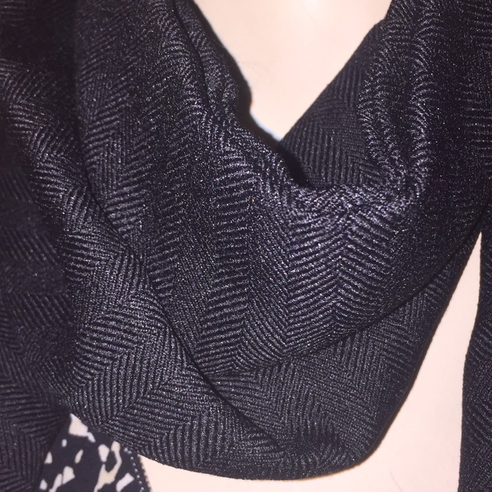 NEW WITHOUT TAG BLACK WRAP/ SCARF🌹 - Picture 7 of 13